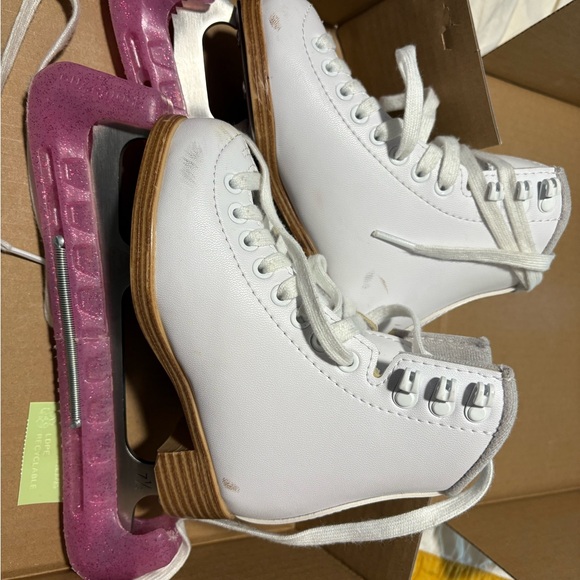 JACKSON 200 Girls’ White Skates with Pink Guards - Picture 2 of 11